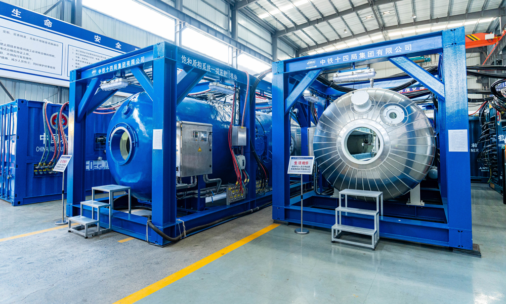 此技术由中铁十四局、交通运输部上海打捞局历时3年联合研发。其核心设备“深海空间站”由生活舱、穿梭舱、转接舱、生命支持系统等多个功能模块组成，最大饱和作业深度可达100米，支持作业人员在海底高压环境下实现长期驻留与持续性轮班作业，有效解决了以往高压进仓作业中安全深度不足、有效作业时间短等技术难题。图为“深海空间站”设备。