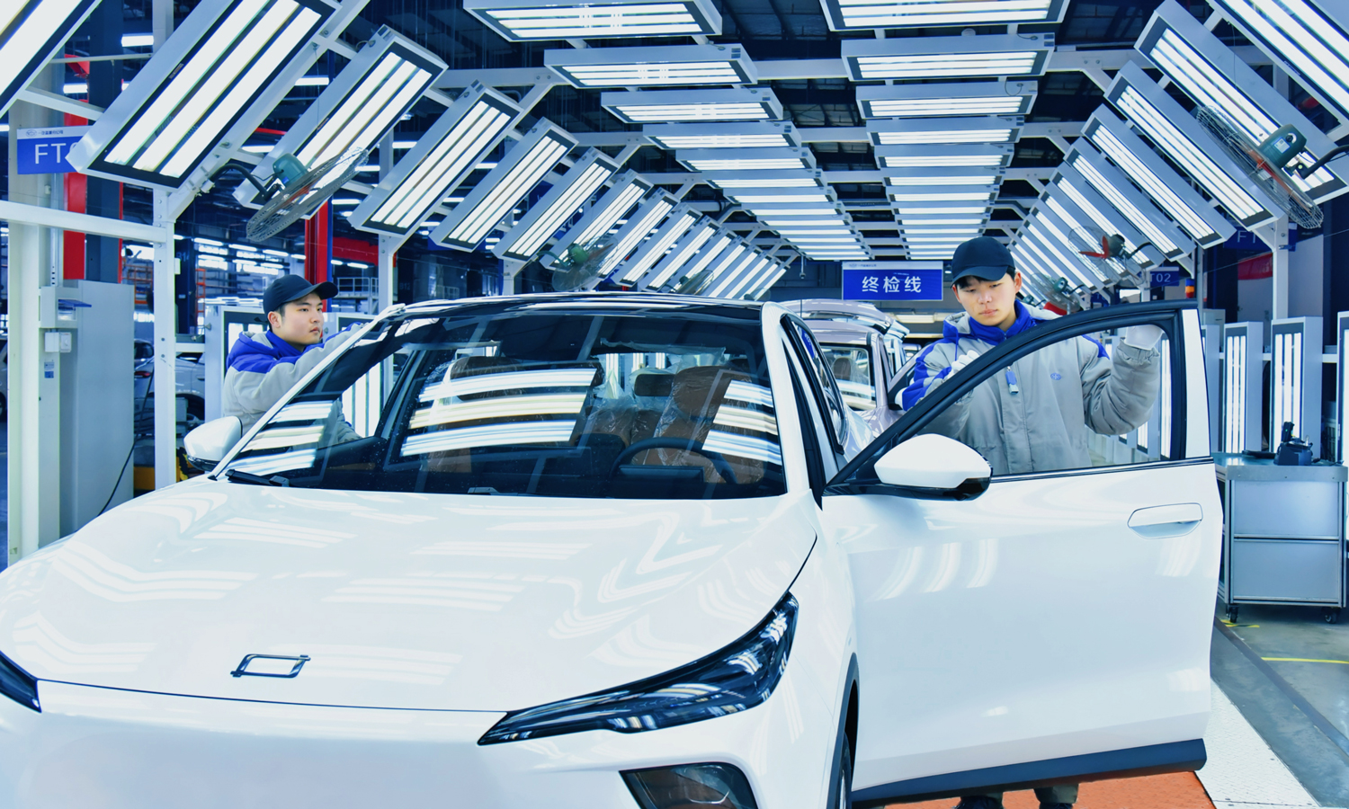 中国一汽盐城分公司工作人员在检测车间内进行产品出厂交付前的终检。