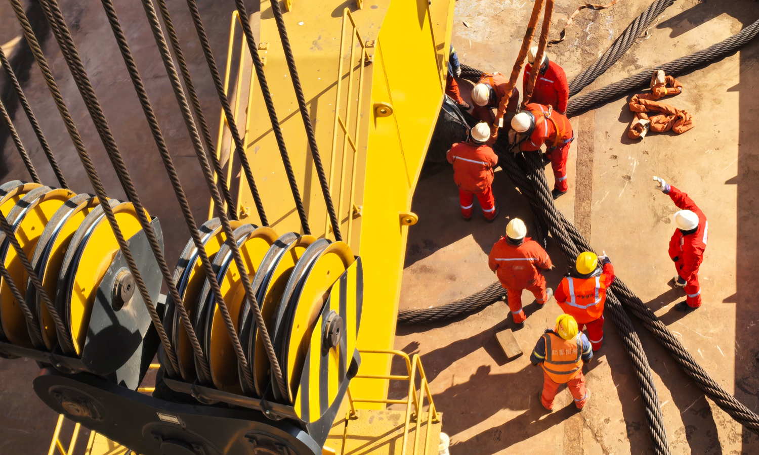 机械轰鸣、哨声清脆，急促的指令在对讲机里交织回响，一群群橙红色的身影在船坞里穿梭不停……近日，中国海油海油工程青岛建造场地加紧打造全球单机容量最大的深远海张力腿（TLP）浮式风电平台底座。建造完成后，这个“底座”将被拖航至目标海域，通过9根钢缆向下锚定深海，向上托举超过200米的风机。未来，它要直面高盐、高湿、浪涌以及年均十余次台风的极端考验，对我国深远海风电开发起到重要作用。