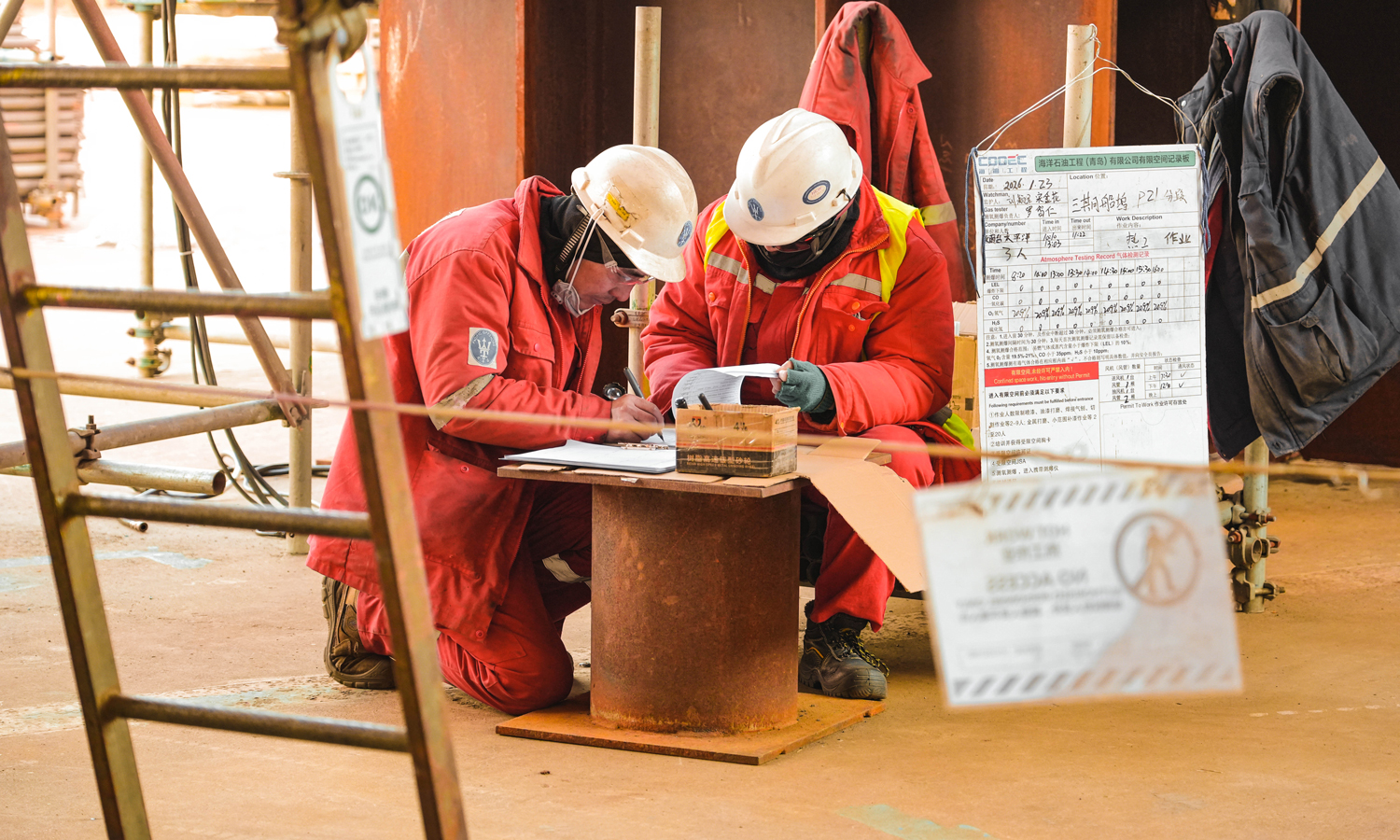 作业现场，工作人员按照项目规定进行信息登记。