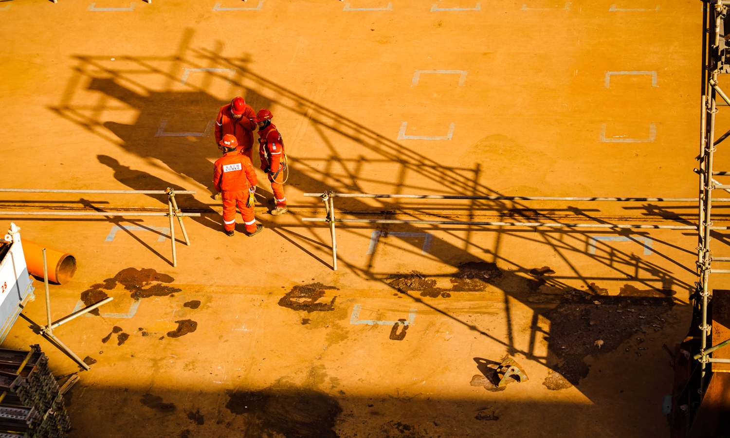 现场安全管理人员商讨安全作业方案。