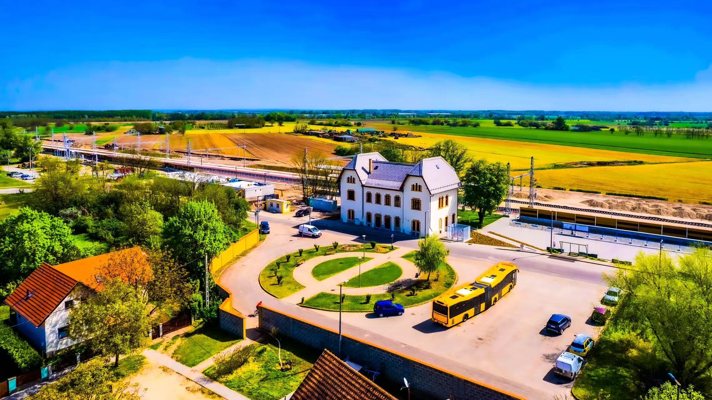 匈塞铁路连接布达佩斯与塞尔维亚首都贝尔格莱德，是中国与中东欧国家共建“一带一路”的标志性项目，也是中国铁路技术装备与欧盟铁路互联互通技术规范对接的首个项目。 