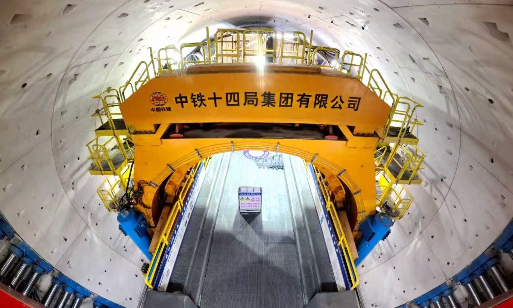 中铁十四局加紧推进“中国城市高铁第一隧”——通甬高铁苏州东隧道建设，目前隧道掘进已突破9000米，建设者正全力冲刺万米目标，确保年内实现隧道全线贯通。