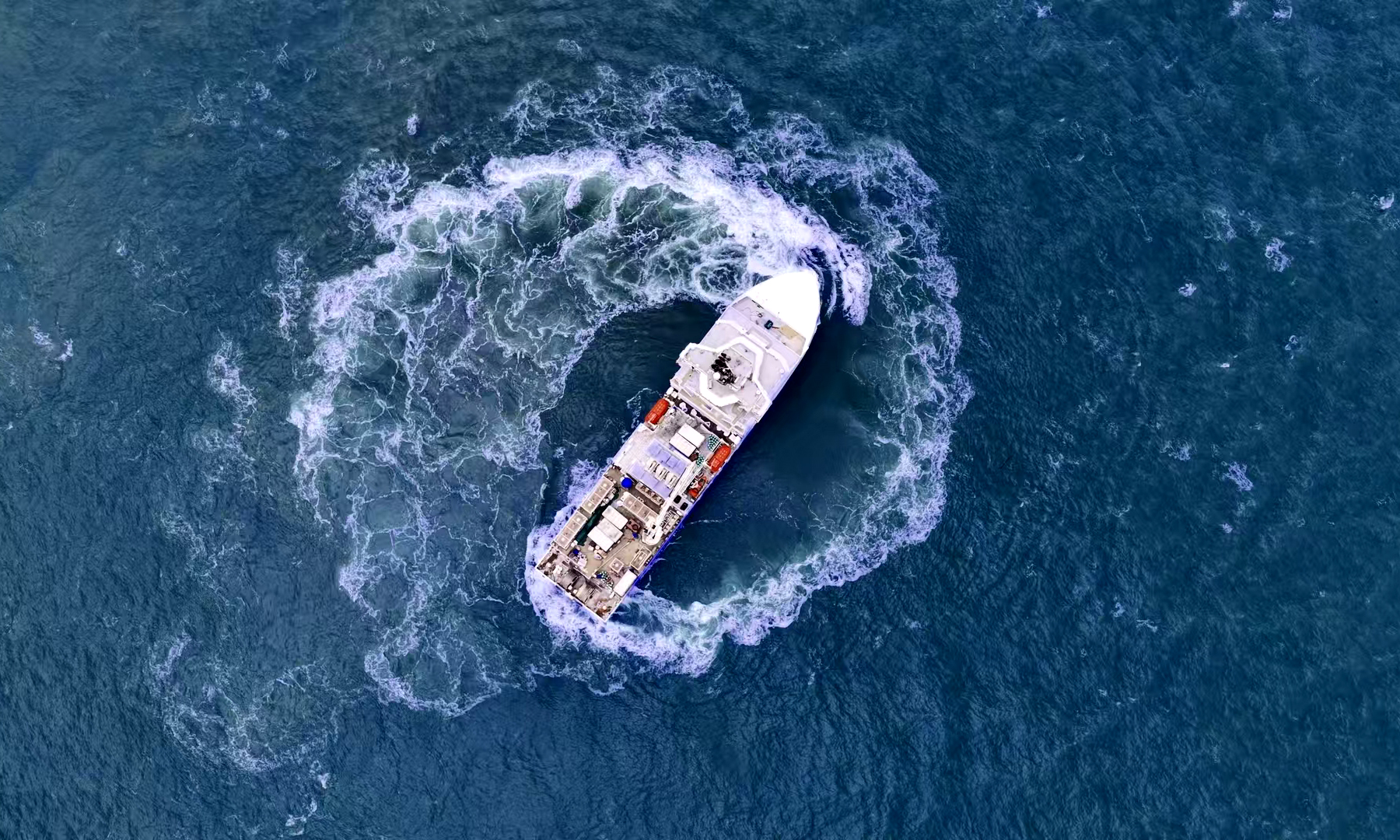 3月10日，我国首艘自主设计建造的集成式大型压裂工程船——“海洋石油696”在浙江舟山正式交付，填补了我国海上油气压裂增产技术与工程装备的空白。