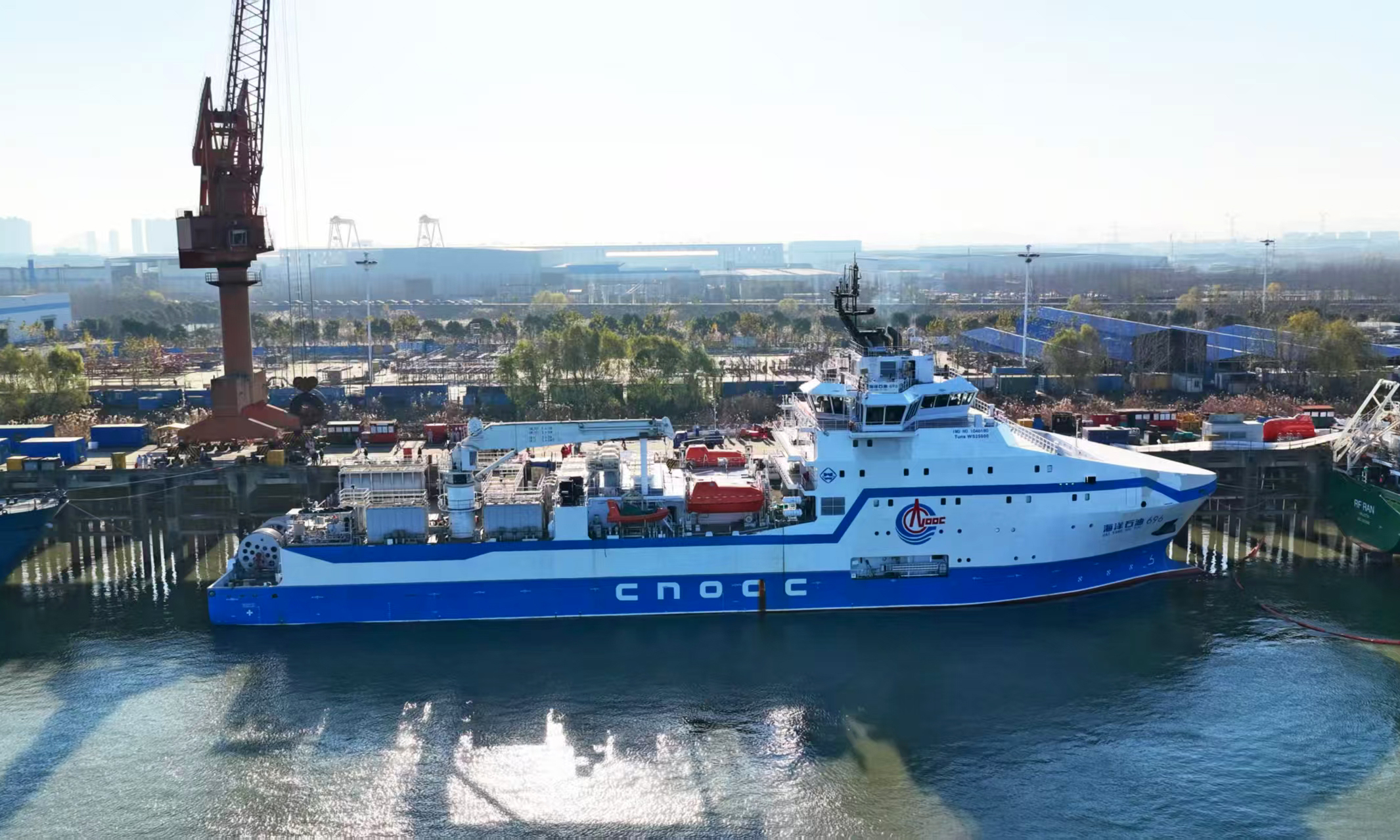 中国海油天津公司工程技术作业中心相关负责人介绍，“海洋石油696”拥有强大的连续作业能力和物料储备能力，每分钟可泵注12立方米砂浆，相当于两秒钟注满一个家用浴缸，作业效率提升近40%，让以往难动用的油气资源成为可高效开发的“新阵地”，将有力推动我国海洋低渗透油气资源的开发进程。据悉，这艘压裂船交付后，将奔赴渤海等海域开展海上油气压裂增产作业。