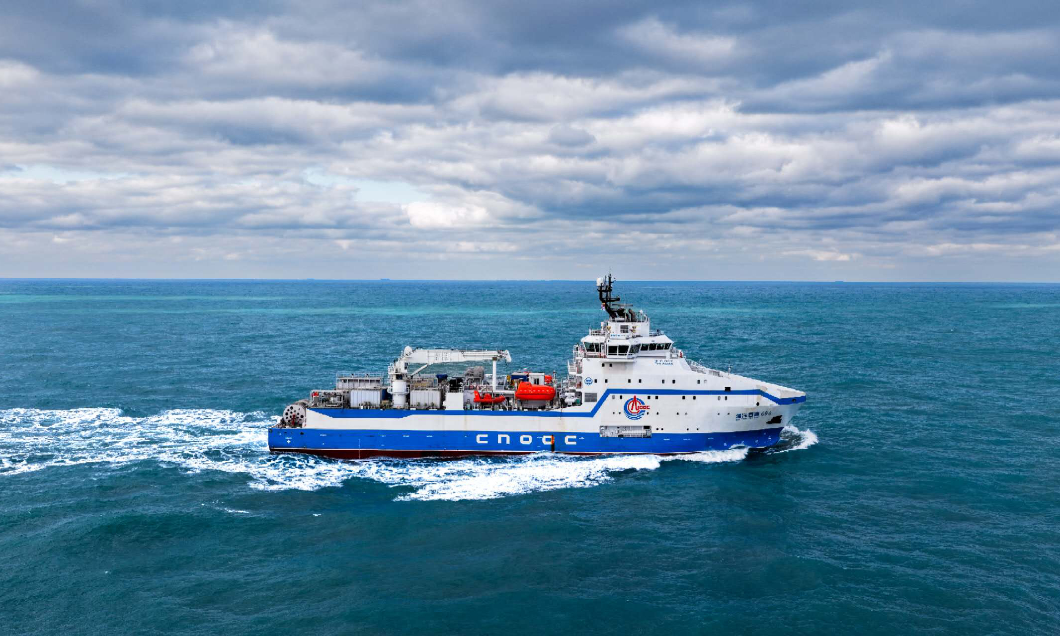 “海洋石油696”船长99.8米，型宽22米，甲板面积相当于3.5个篮球场大小，船舶尺寸在全球同类型船舶中位列第一。船舶配备了全套压裂设备，可执行高排量、高功率的海上大规模压裂作业，凭借高度集成化、智能化的优势，总体性能达到全球同类型船舶领先水平。