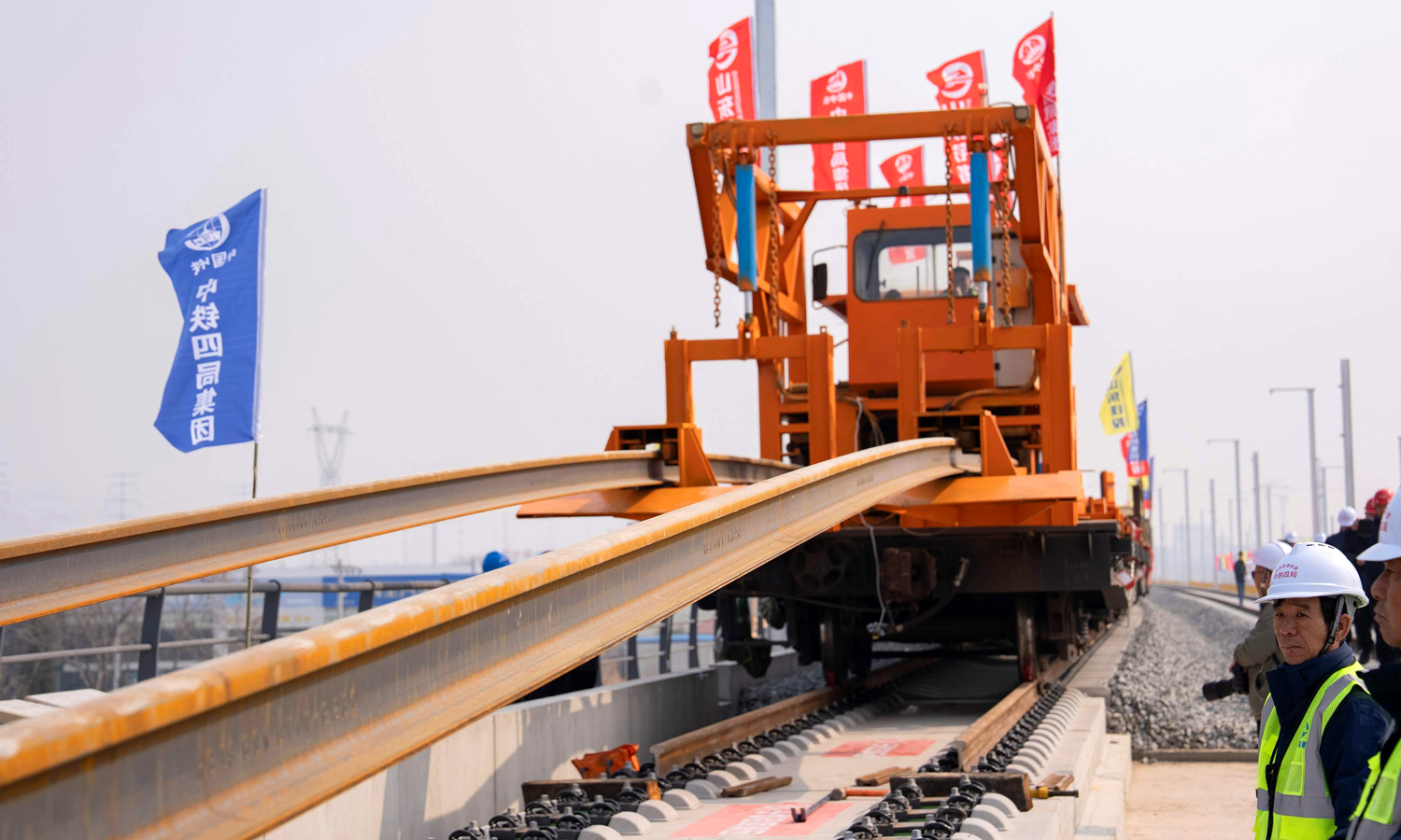 济滨高铁是津潍高铁及山东省快速铁路网鲁北通道的重要组成部分，也是国家铁路网“八纵八横”高速铁路网主骨架京沪、青太通道的重要联络线，正线全长145.3公里，设计时速350公里。中铁四局施工内容主要为全线铺轨291.36公里，其中包括有砟轨道、无砟轨道、道岔等，预计今年6月全部完成。