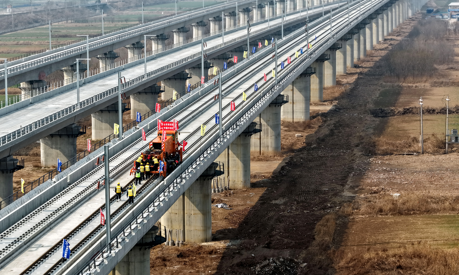 近日，在山东滨州济滨高铁建设现场，中国中铁旗下中铁四局将首对500米长钢轨铺设在惠滨2号特大桥无砟道床上，标志着济滨高铁正式进入全线铺轨作业阶段。
