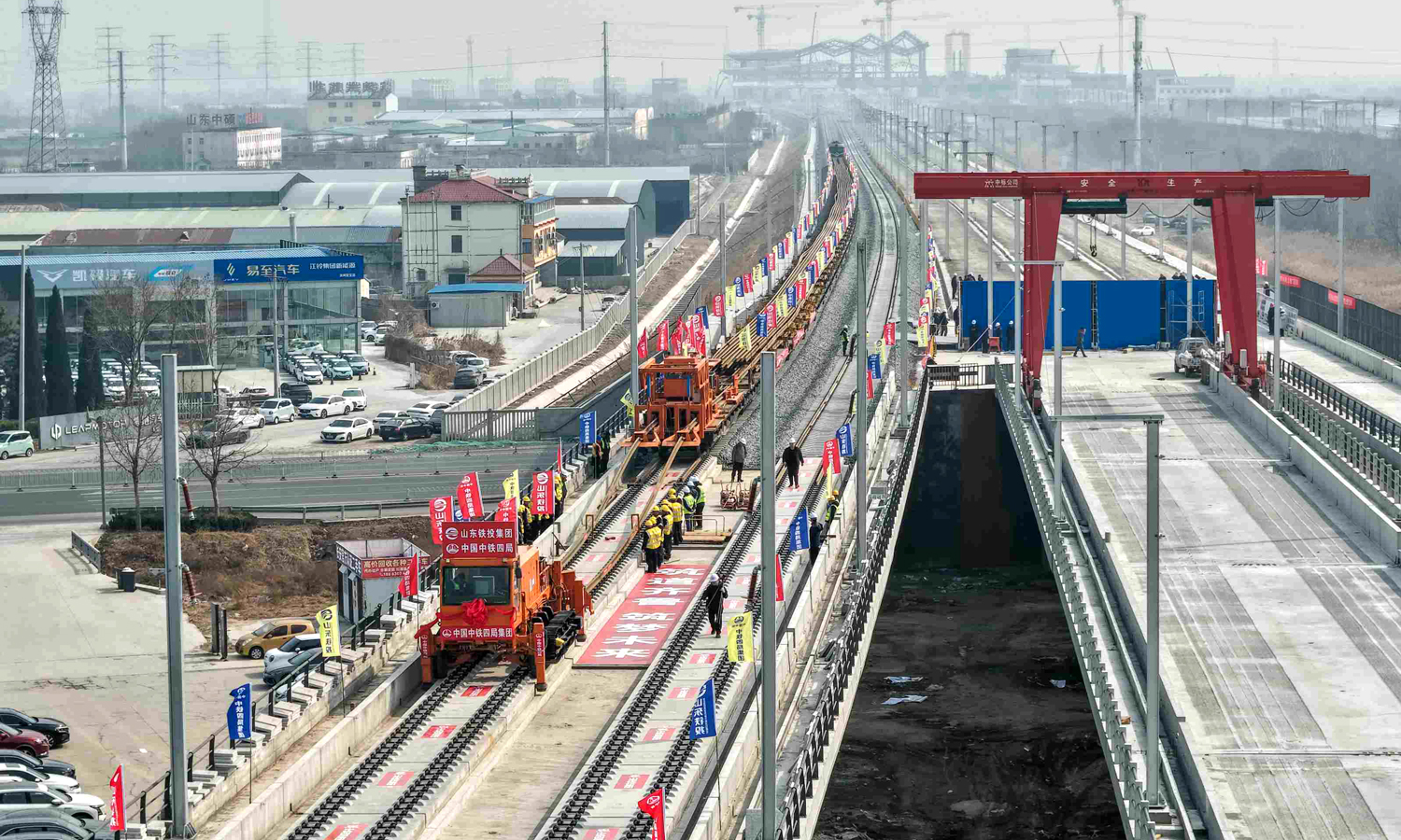 济滨高铁建成后，将结束济南市济阳区、商河县和滨州市主城区不通高铁的历史，对优化山东省高速铁路网布局、带动济南新旧动能转换起步区建设、推动沿线经济社会发展具有重要意义。