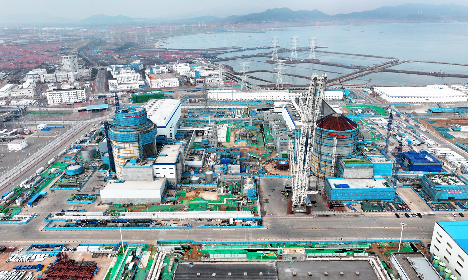 据介绍，该工程全面投运后，海阳核电4台机组年发电量可达400亿千瓦时，能够满足山东省一半居民生活用电需求，助力山东加快绿色低碳高质量发展先行区建设。图为海阳核电二期工程建设现场。