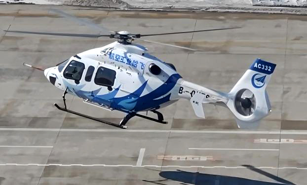 AC332是航空工业集团全新研制的一款双发多用途直升机，可广泛应用于医疗救护、应急救援、公务执法、高原作业和海上作业等领域。自2023年以来，AC332直升机已完成全状态首飞、搜救型首飞、科研调整试飞及适航验证试飞等关键任务，经受平原、次高原、高原、高温、高寒等复杂环境考验。