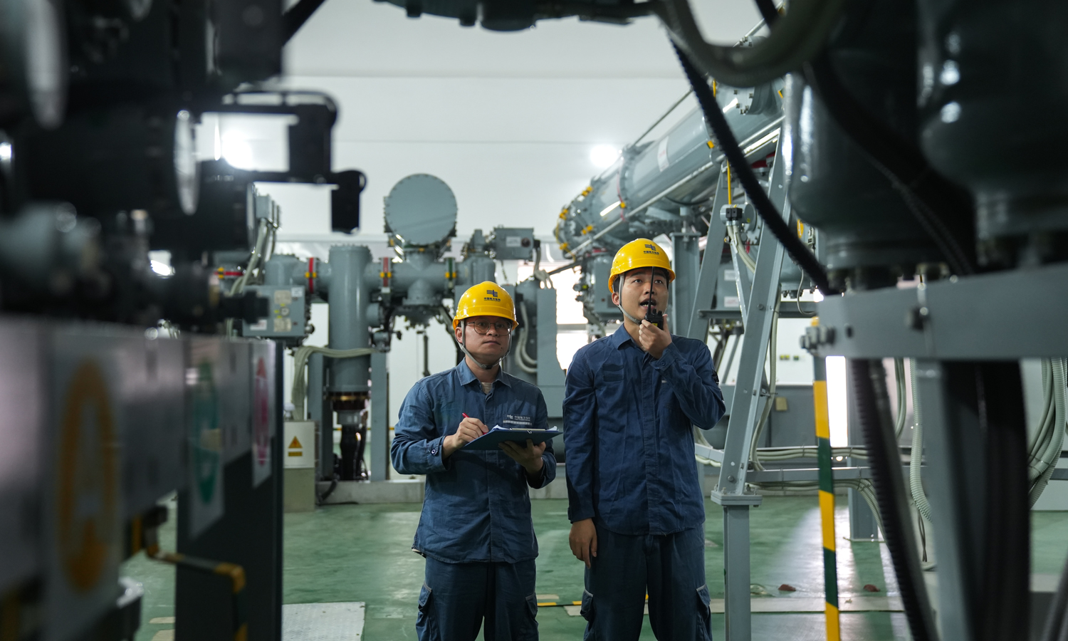 依托这条总长44.8公里的海底能源大动脉，广西主电网直供海岛，每年可减少二氧化碳排放超4.3万吨，助力涠洲岛打造国际生态岛。图为2026年3月19日，工作人员对南方电网220千伏涠洲岛跨海联网工程220千伏涠洲变电站开展设备验收工作。