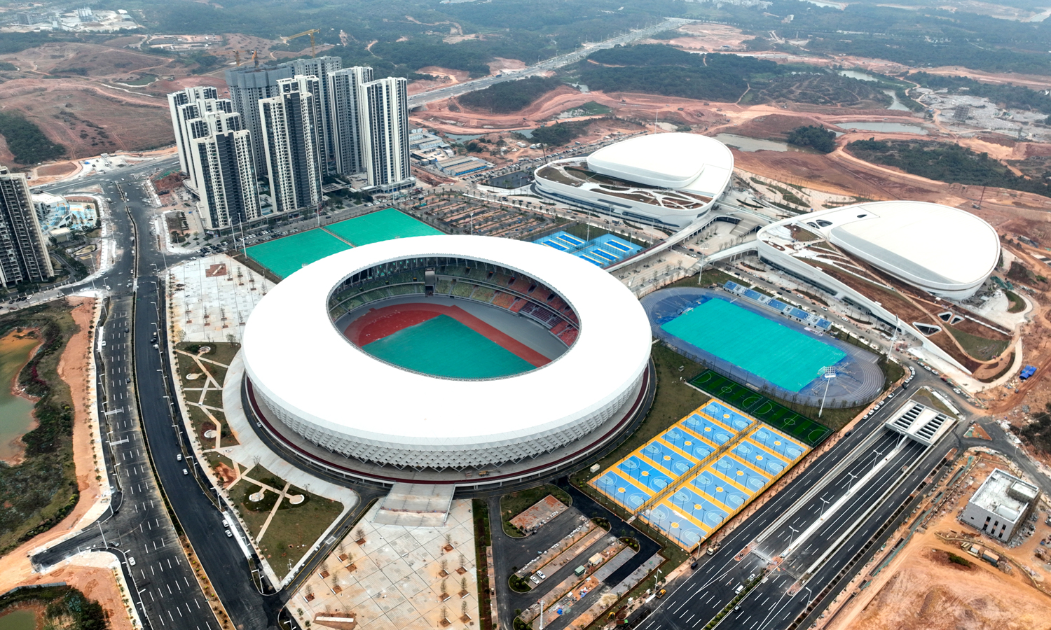 近日，中国建筑聚焦体育场馆、绿色低碳、未来社区等重点领域，一批惠民生、利长远的重点项目相继竣工落地。图为由中国建筑旗下中建二局承建的广东省第十七届运动会主场馆——广东茂名奥林匹克体育中心（运动场）项目。