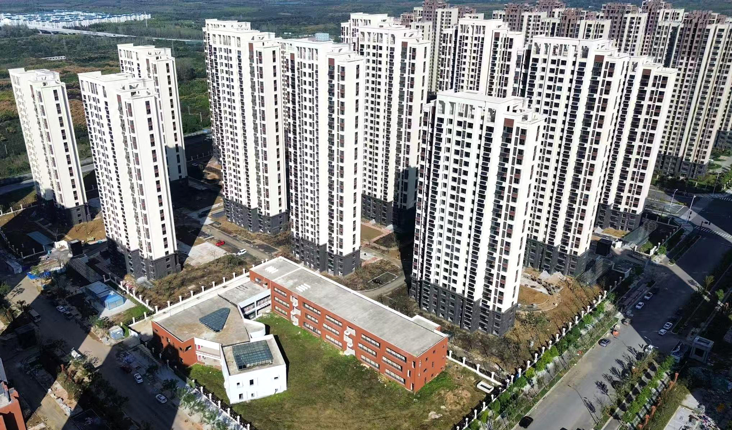 由中国建筑旗下中建六局承建的合肥引江济淮工程（蜀山区小庙段）安置区D、G地块项目，是重要民生配套工程。项目总建筑面积35.37万平方米，可安置居民2388户，有力保障引江济淮工程顺利推进，切实满足片区群众居住需求。