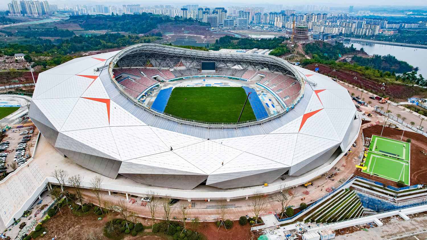 由中国建筑旗下中建八局承建的川渝广安共享体育基地项目，是2026年四川省第十五届运动会比赛场馆。项目占地约308亩，总建筑面积约8.2万平方米，涵盖体育场、体育馆及网球、羽毛球等室外场地，建成后可承接国内外大型赛事及文艺演出。