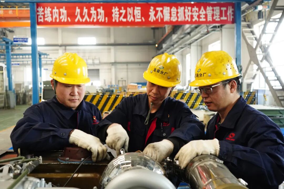 总装分厂有序推进科研产品装配与重点车型调试工作，从零部件组装到整机集成，从精细装配到整机试车，工作人员严守工艺标准，筑牢产品质量防线。