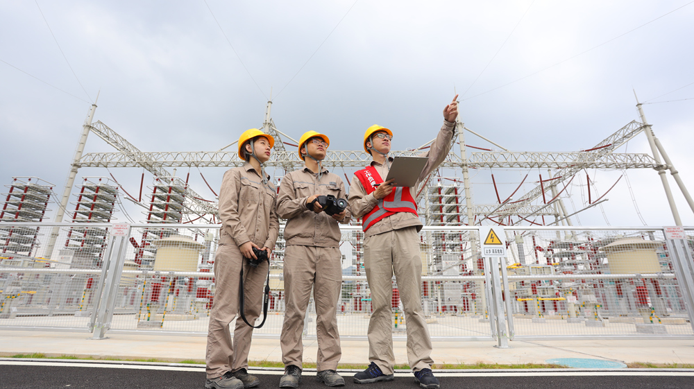 国网福建电力员工巡检闽粤联网换流站设备。_副本.jpg