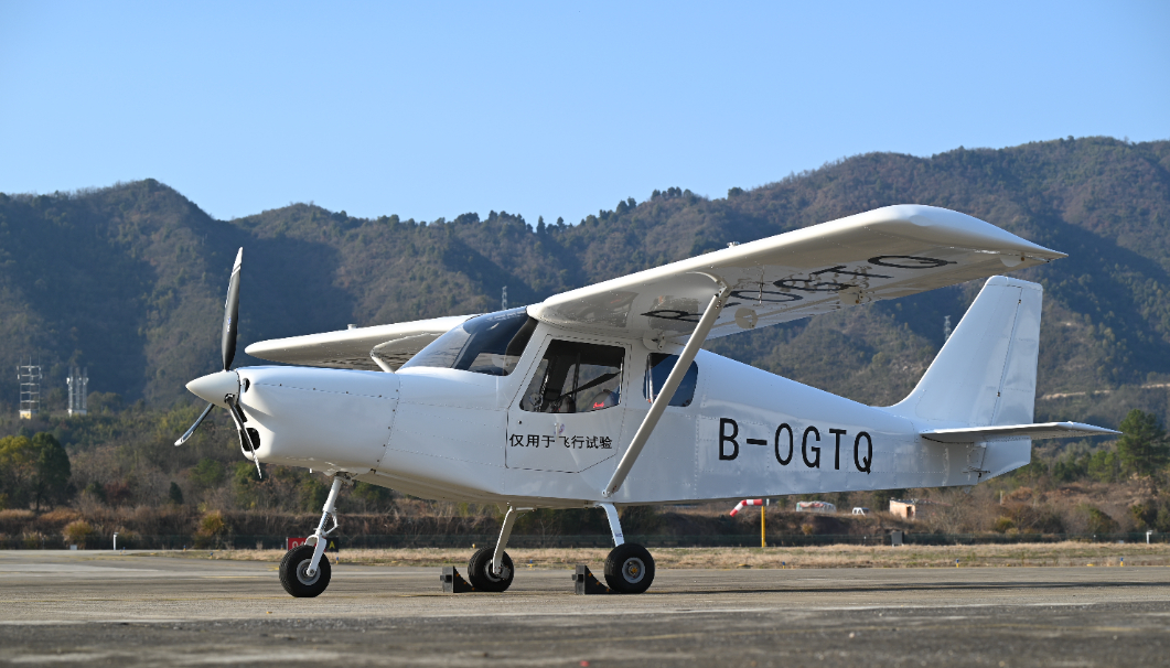 AG60E首飞01.png